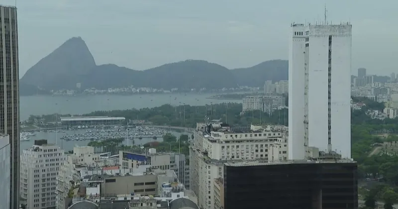 Frente fria muda o tempo no Rio e eleva risco de raios e ventos fortes