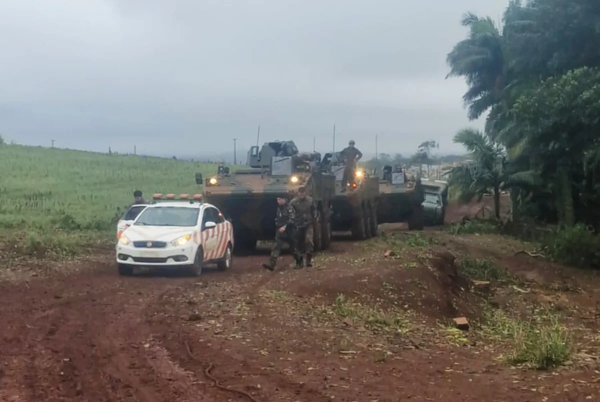 Blindados Guarani ajudam a levar postes a áreas rurais de Apucarana