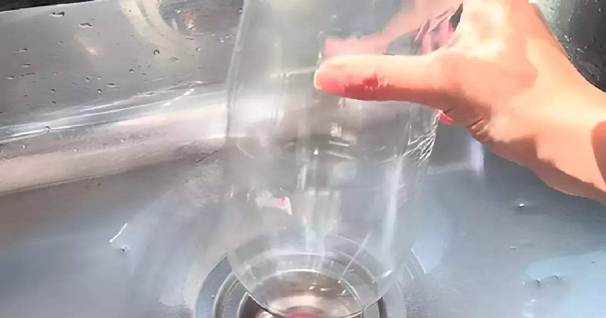 Garrafa com água no ralo pode ajudar em pequenos entupimentos