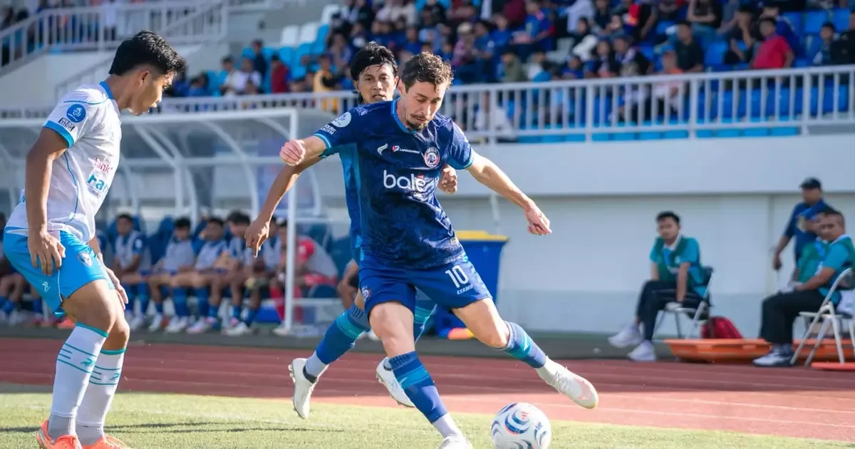 Gustavo França estreia com assistência e goleada pelo Arema na Indonésia