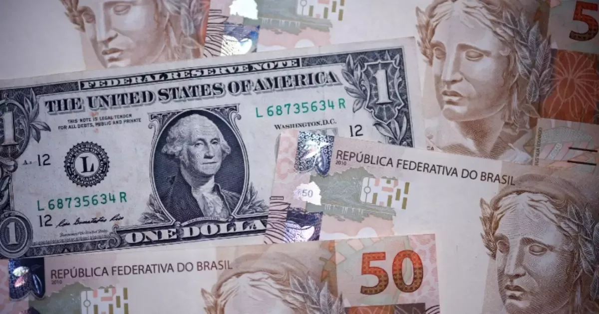 Dólar avança diante de cenário externo e crise política no Brasil