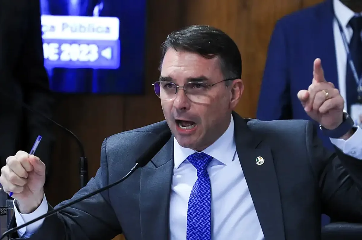 Defesa de Flávio Bolsonaro pede quatro vezes mudança de relator em caso sobre filme