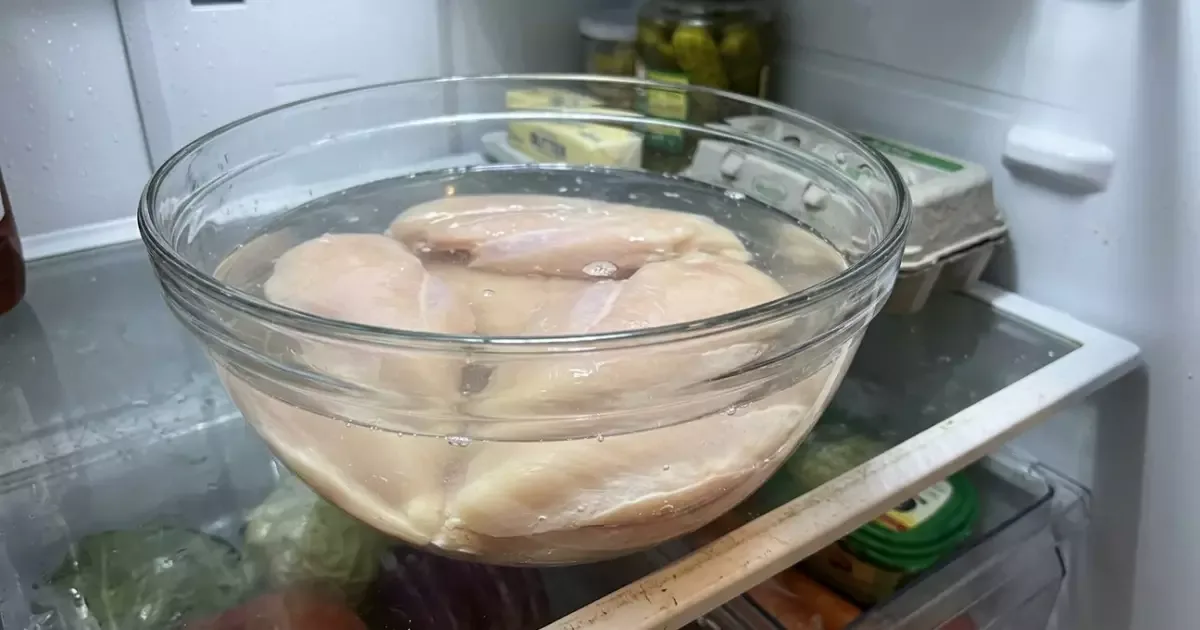 Salmoura de água e sal ajuda a manter o peito de frango suculento
