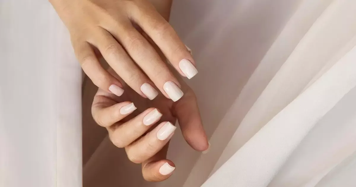 Milk nails ganham espaço com acabamento translúcido e brilho discreto