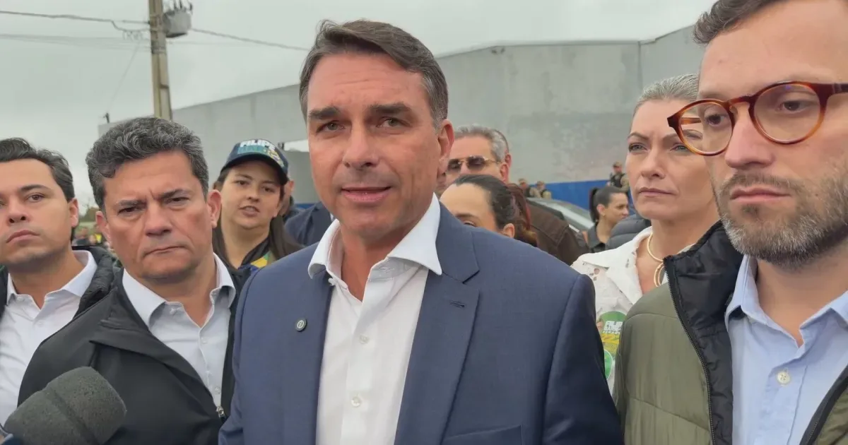 Flávio Bolsonaro cobra impeachment de Alexandre de Moraes no Senado
