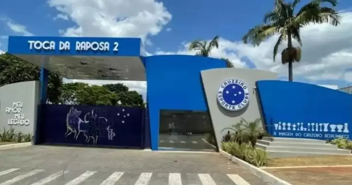 Torcedores cobram jogadores e diretoria do Cruzeiro na Toca da Raposa II