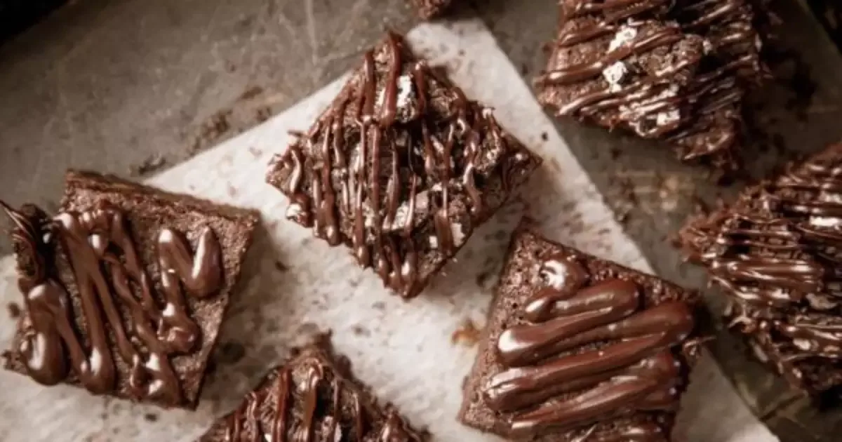 Brownie de banana e cacau leva três ingredientes e fica pronto no forno
