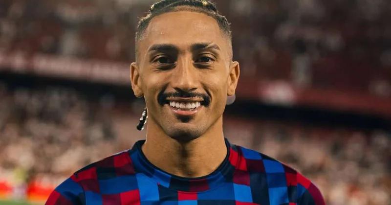Flick destaca liderança de Raphinha após três gols pelo Barcelona