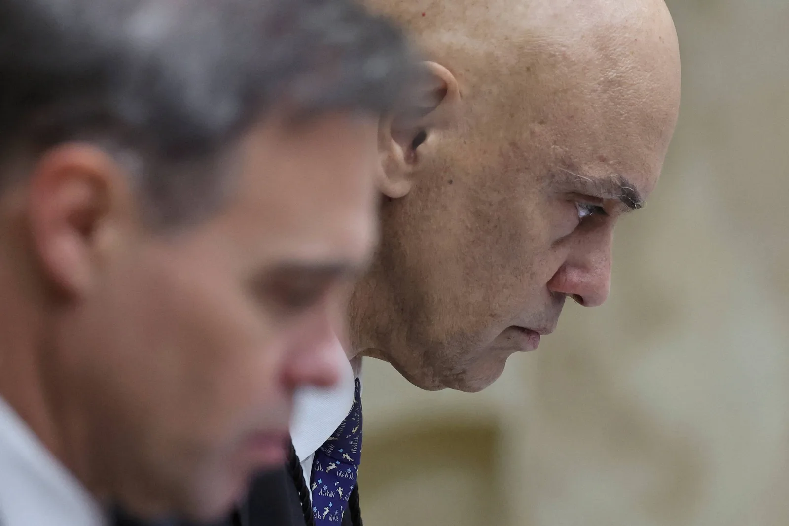 Relatório da PF usado por Moraes reúne hipóteses de baixa confiança sobre Mendonça