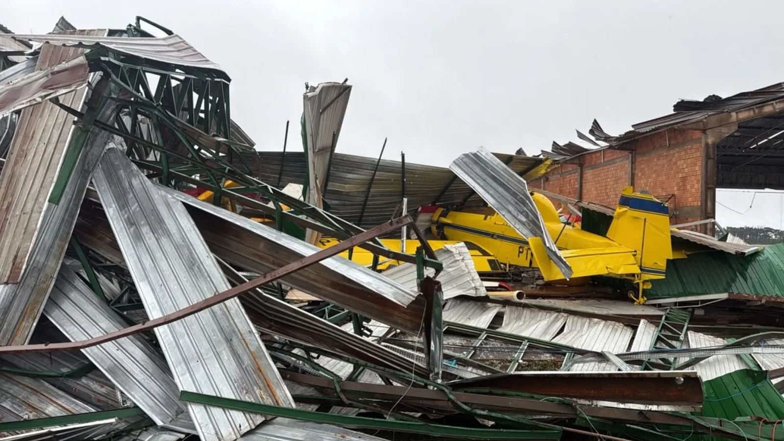 Temporal deixa um morto e milhares sem energia no Paraná