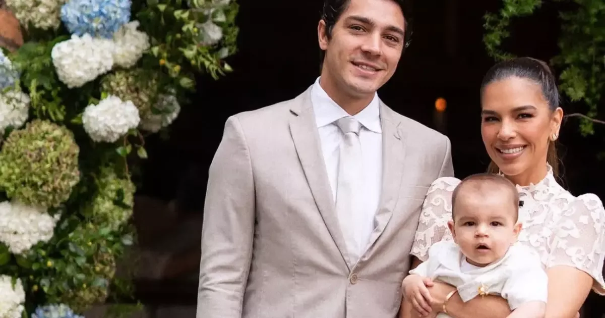 Mariana Rios usa vestido branco de renda no batizado do filho Palo