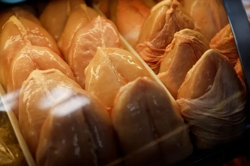 Cor da pele do frango está ligada à alimentação, não à qualidade da carne