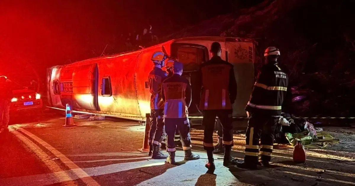 Tombamento de ônibus na BR-262 deixa três mortos no Espírito Santo