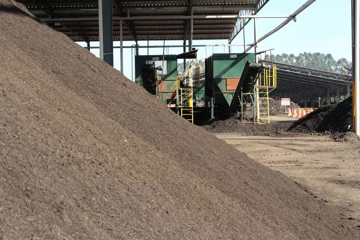 Biofertilizantes de lodo enfrentam custos, baixa escala e entraves logísticos