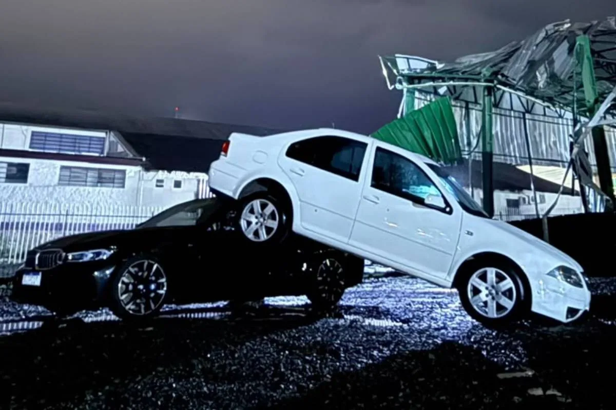 Simepar identifica microburst após carro ser lançado sobre outro veículo no Paraná