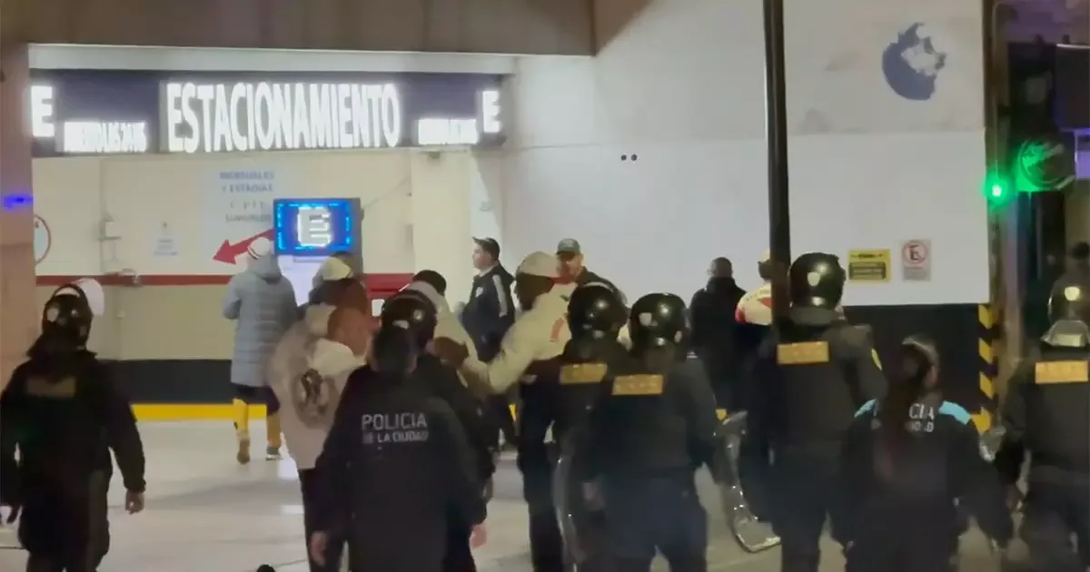 Torcedores do São Paulo enfrentam ação policial antes de jogo em Buenos Aires