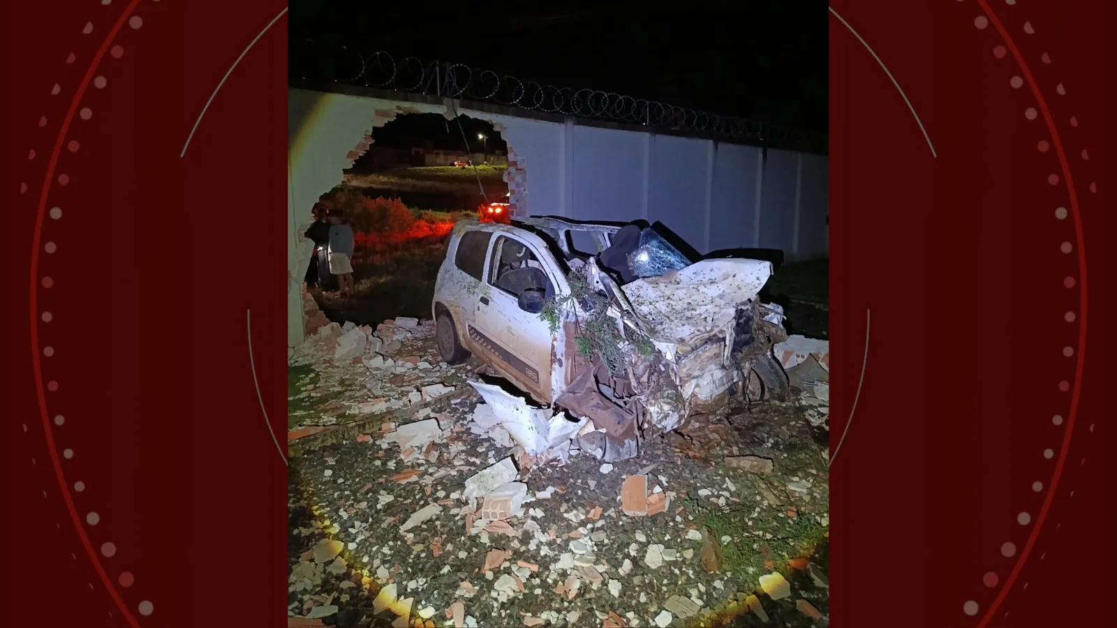 Motorista morre após carro atropelar cavalo e bater em subestação no Paraná