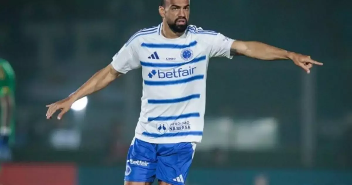 Fabrício Bruno relata dores nas costas e pede desculpas à torcida do Cruzeiro