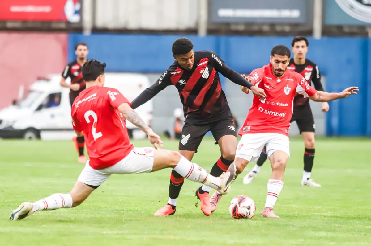 Paranavaí vence o Athletico por 3 a 0 e deixa rival na lanterna
