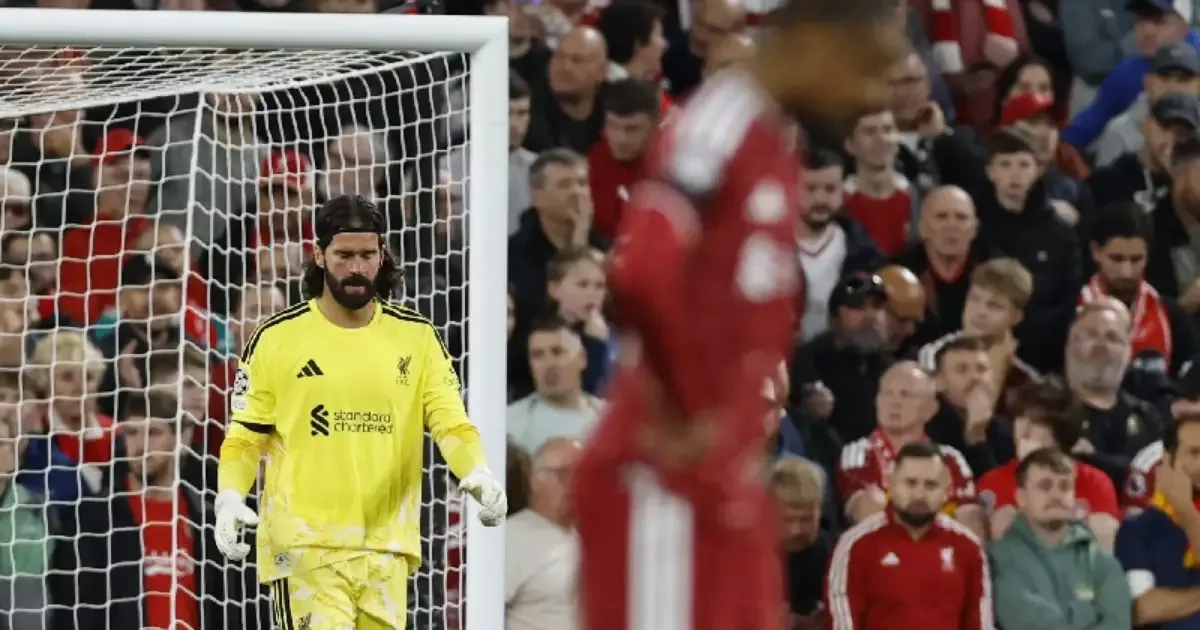 Alisson recebe multa da FA após danificar painel em jogo do Liverpool