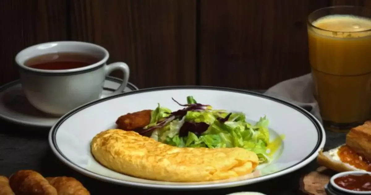 Omelete caseiro reúne ovos, legumes e queijo em uma refeição prática