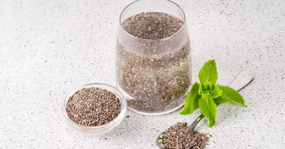 Água com chia ganha popularidade, mas não substitui hábitos saudáveis