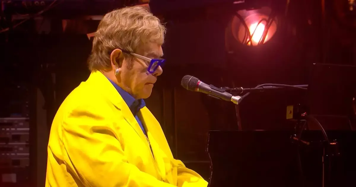 Elton John usa cadeira de rodas após apresentação no Rock in Rio