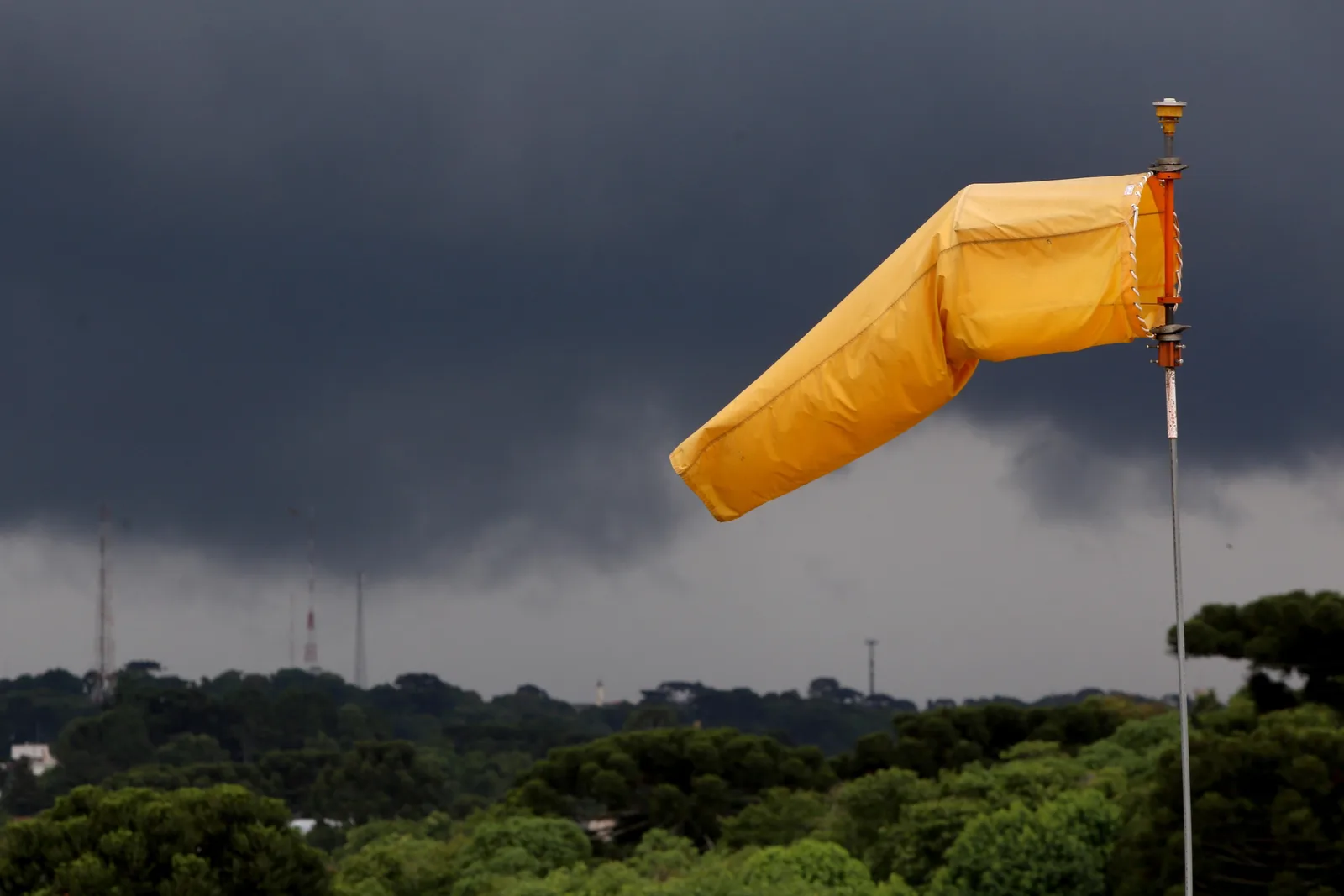 Paraná terá sequência de tempestades, chuva intensa e rajadas de até 70 km/h