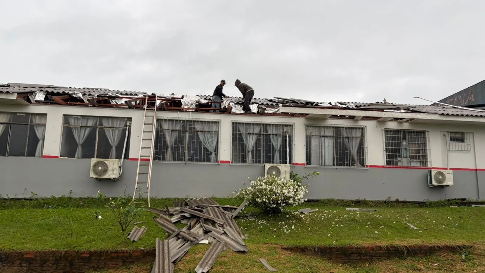 Tornado danifica duas escolas e suspende aulas no Paraná