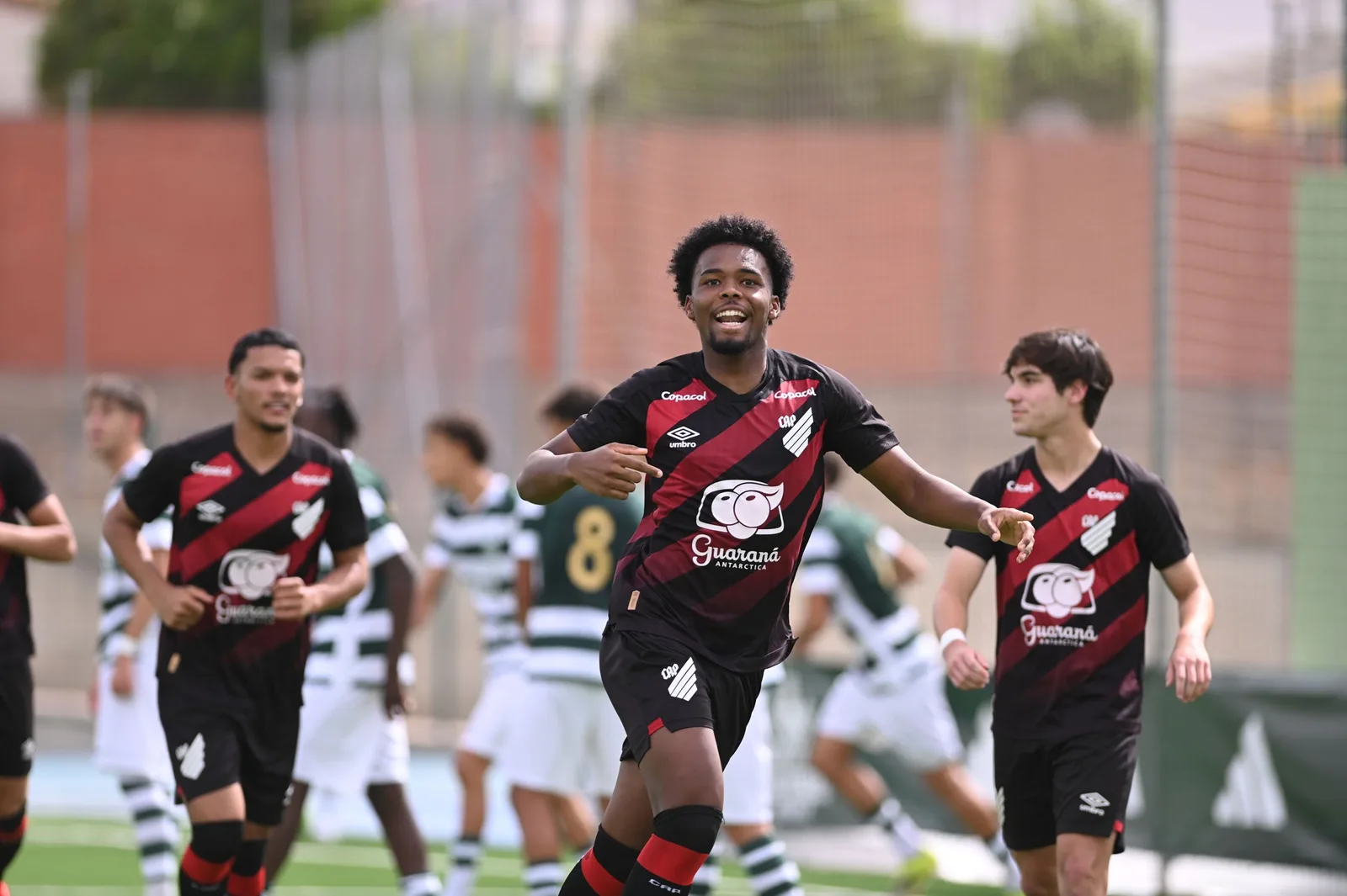 Athletico supera Sporting e fica entre os quatro do Mundial sub-17