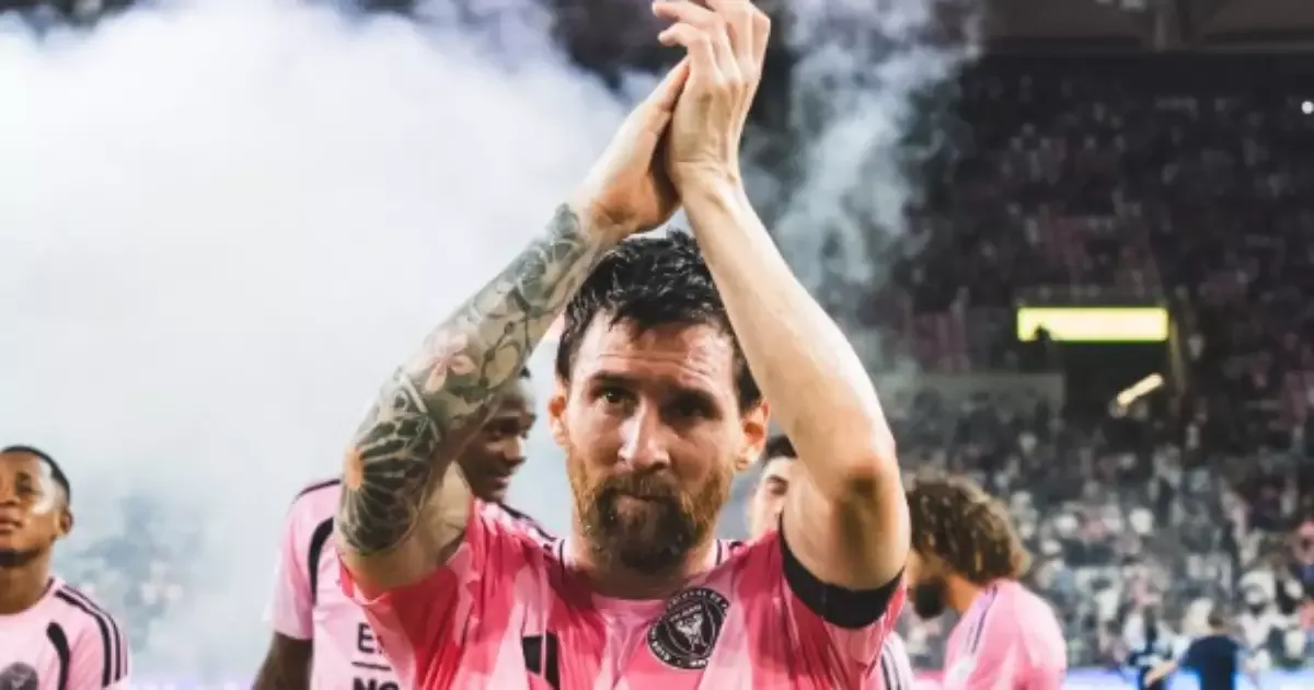 Messi recusa pedido e troca gesto com comissário da MLS após conquista
