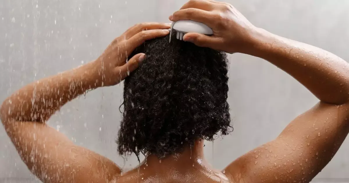 Passo a passo para lavar o cabelo sem agredir o couro cabeludo