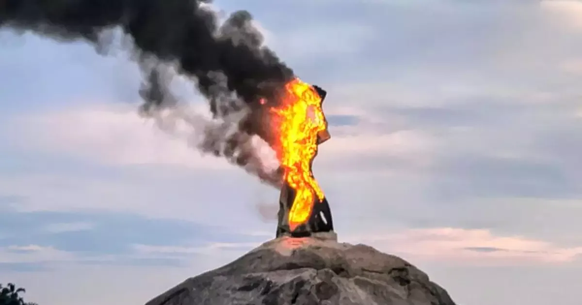 Fogo atinge escultura da Feiticeira em São Vicente