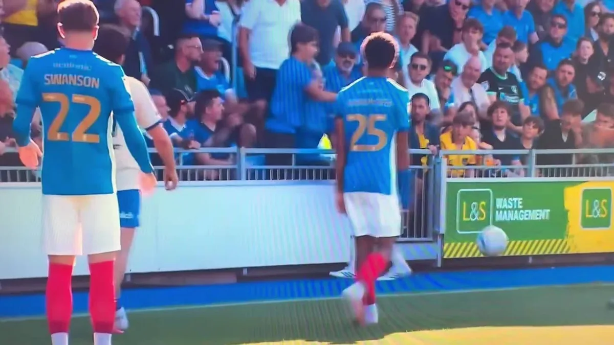 Técnico do Cardiff apoia Bielik após confronto com adolescente nas arquibancadas