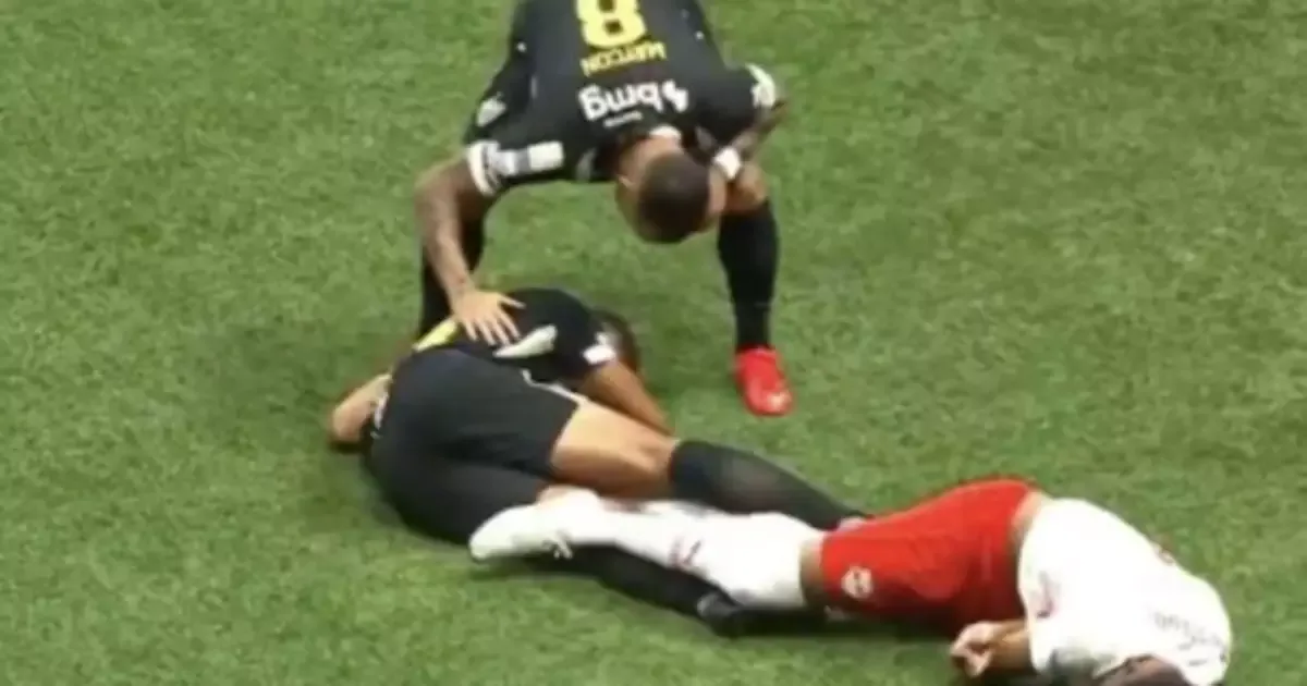 Alix Vinicius sai de ambulância após choque de cabeça na Arena MRV