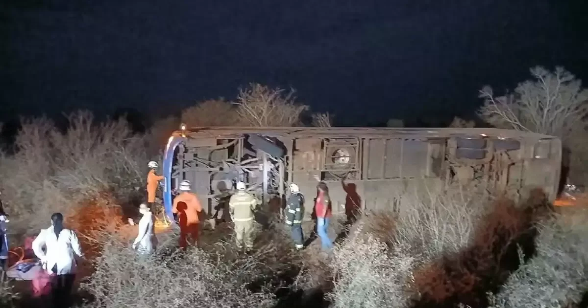 Tombamento de ônibus na BR-122 deixa sete mortos na Bahia
