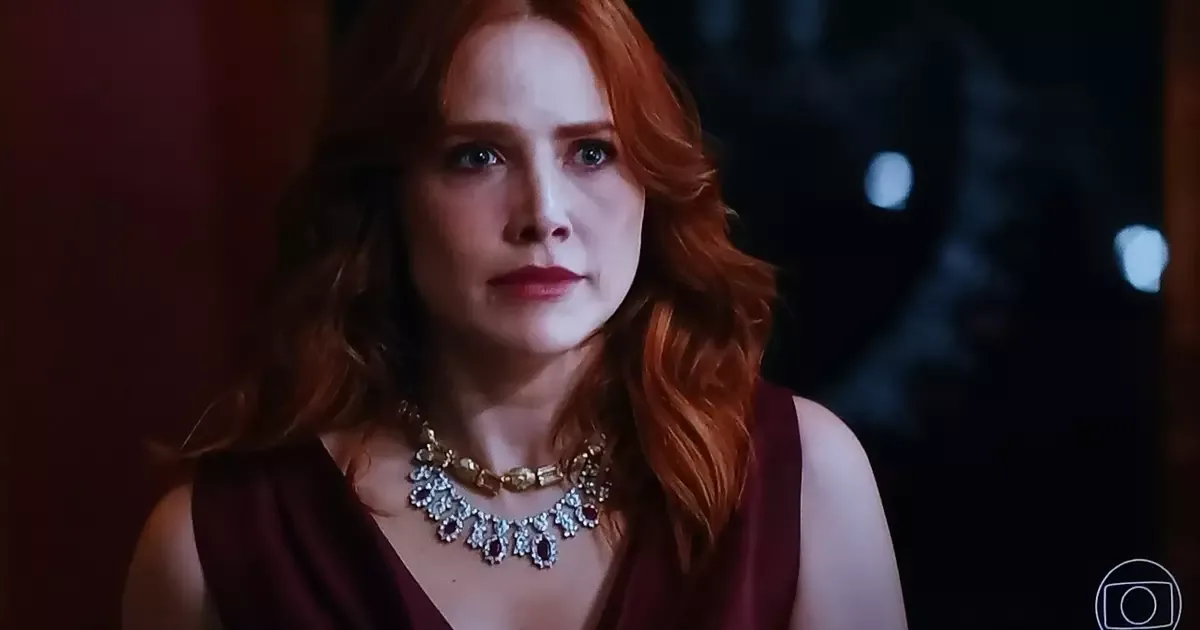 Adriana oferece trabalho a Andréa após humilhação no jantar de noivado
