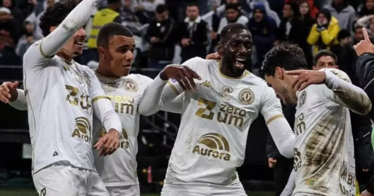 Chapecoense vira sobre o Corinthians e impõe quarto revés seguido no Brasileirão