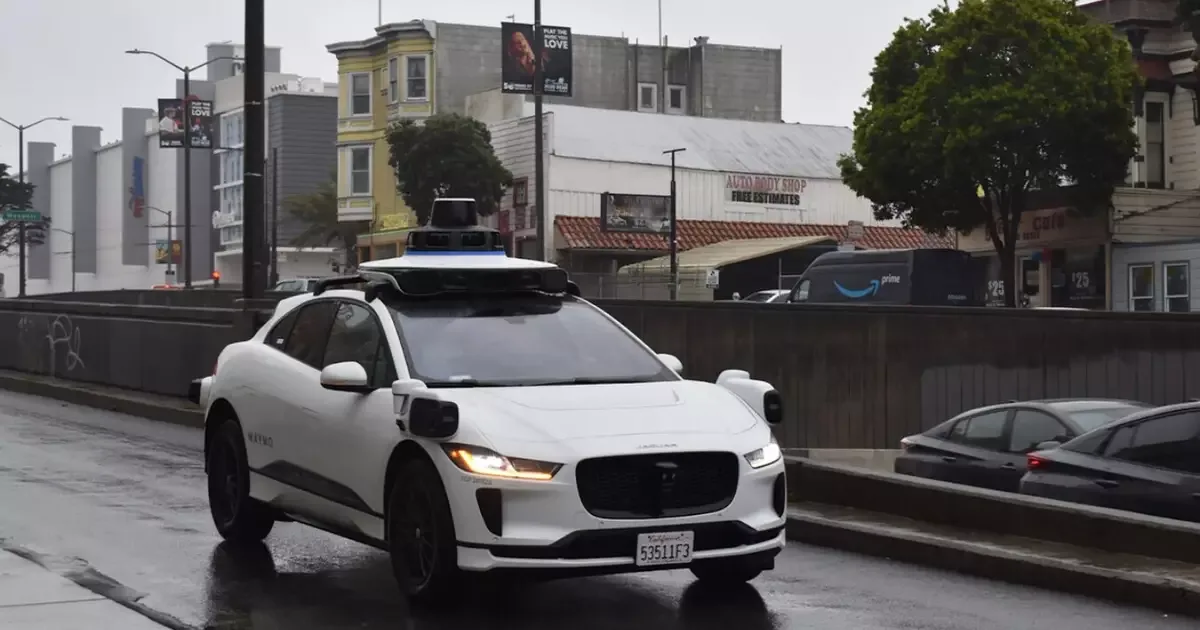 Waymo para robotáxi após detectar arma e polícia detém dois menores