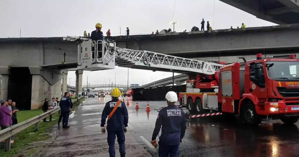 Interdição no sentido litoral ocorre após queda de caminhão na Ponte do Guaíba
