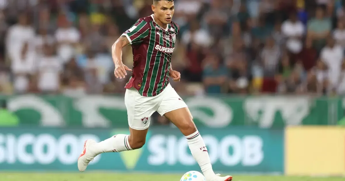 Thiago Silva acompanha jogo da NFL no Maracanã e comenta estado do gramado