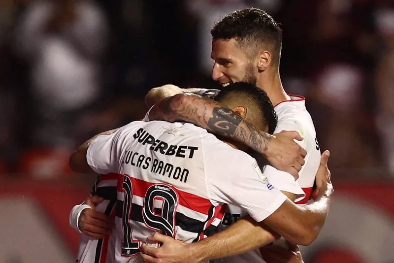 Luciano ultrapassa Careca, e São Paulo derrota Atlético-MG no Morumbi