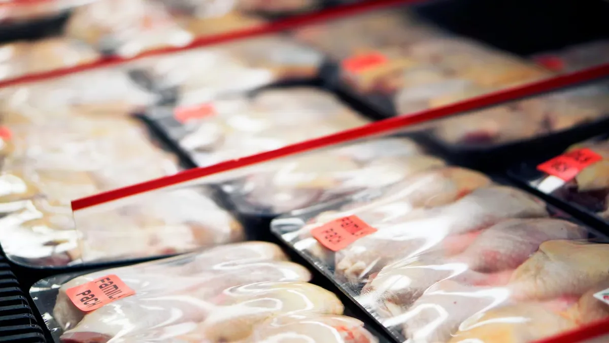 Frango resfriado passa a valer mais que carne suína no atacado paulista