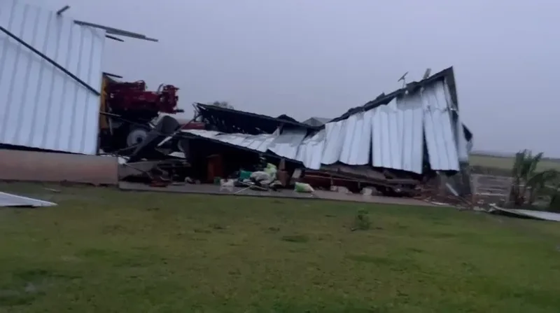 Temporal destrói galpão rural antes do plantio de arroz em São Borja