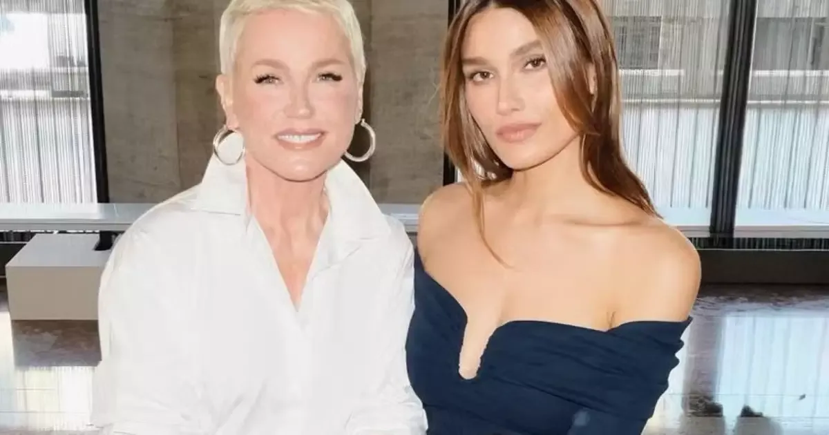 Xuxa usa saia dos anos 1990 em desfile de Carolina Herrera em Nova York