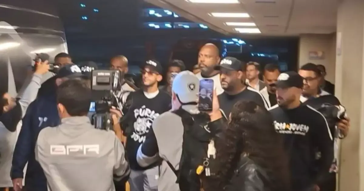 Chegada de Hakim Ziyech ao Rio tem atraso e confusão no aeroporto