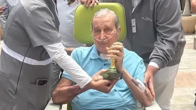 Carlos Alberto Parreira recebe homenagem ao deixar hospital após 80 dias internado