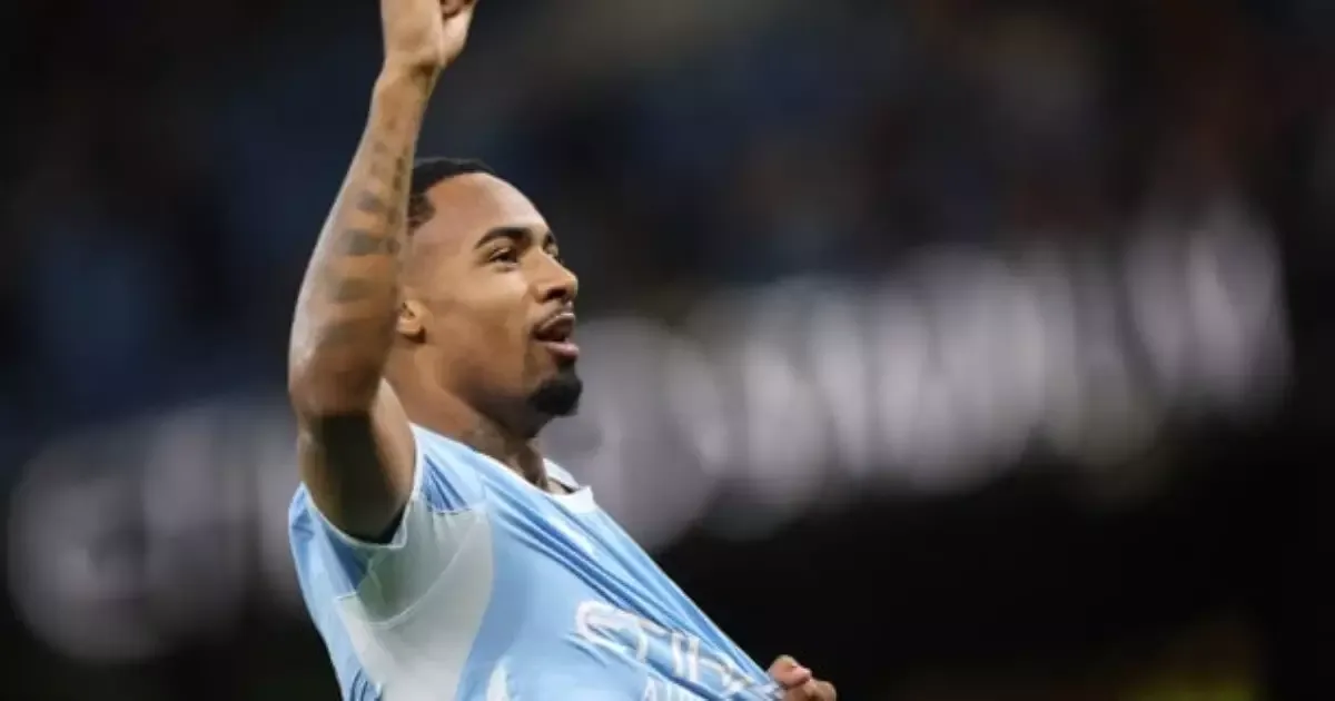 Allan marca e dá assistência em estreia pelo Manchester City