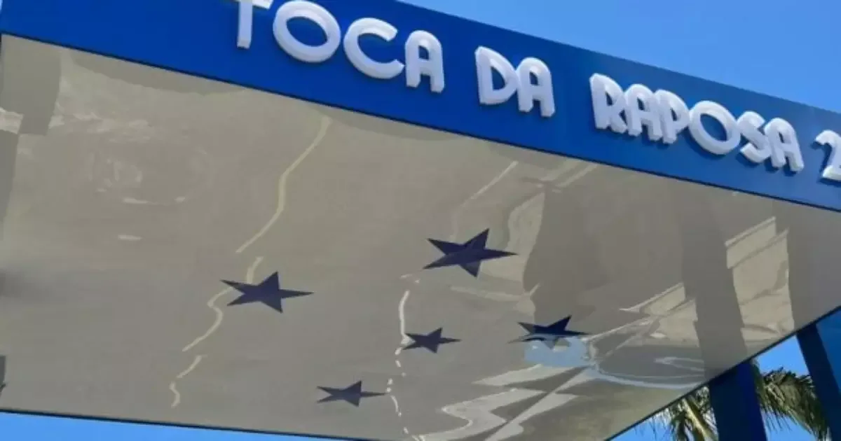 Torcedores se reúnem com elenco e comissão do Cruzeiro na Toca da Raposa