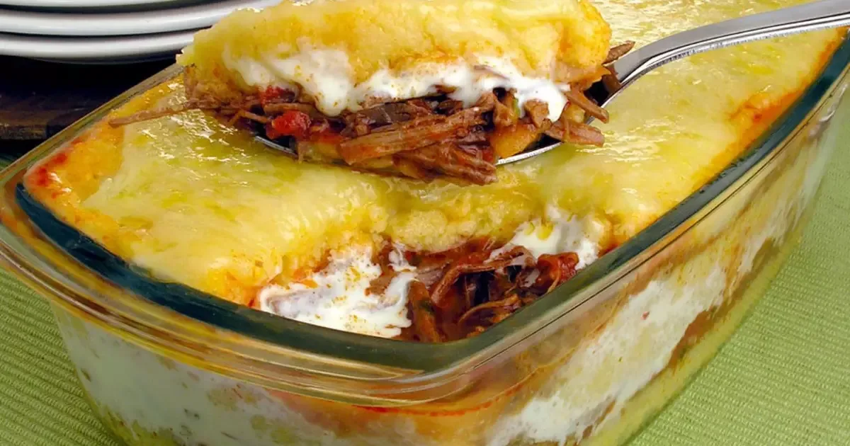 Polenta gratinada com costela reúne molho cremoso e queijo